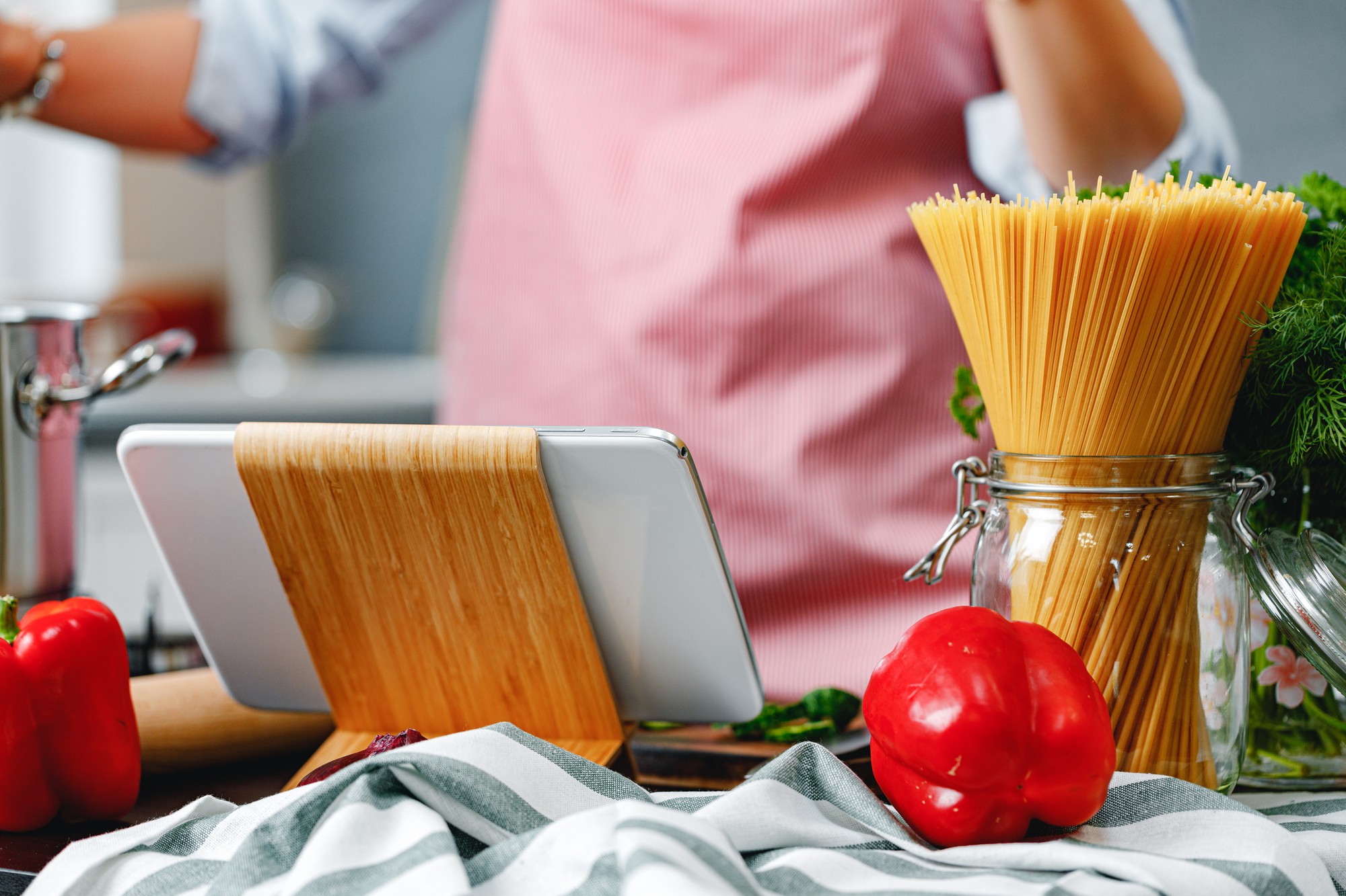 Cucina casalinga professionale, attrezzatura e ingredienti organizzati