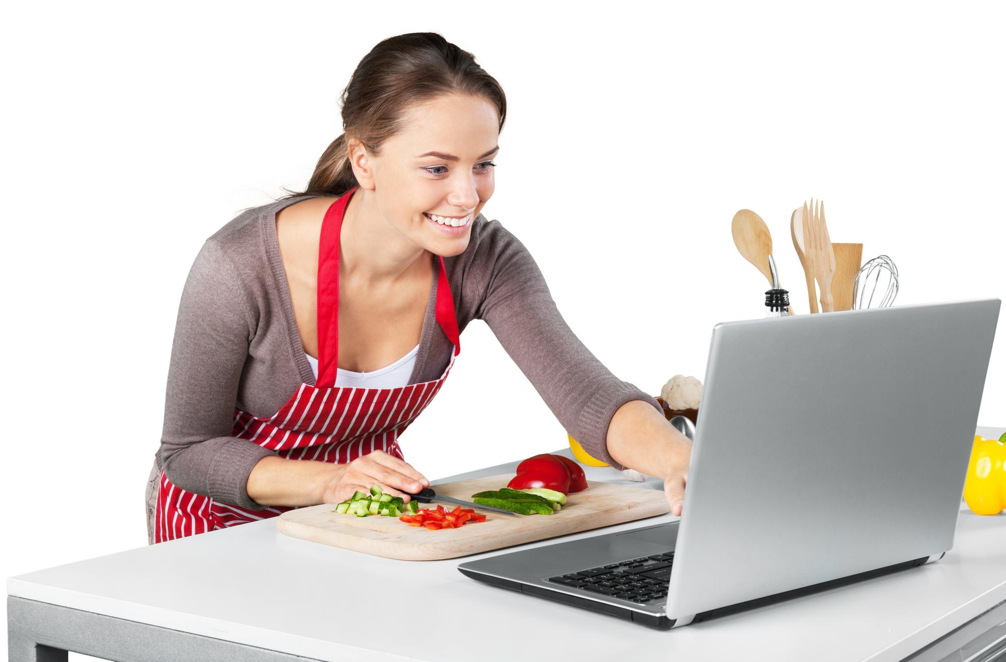 Lezione pratica online in corso con schermo e ingredienti
