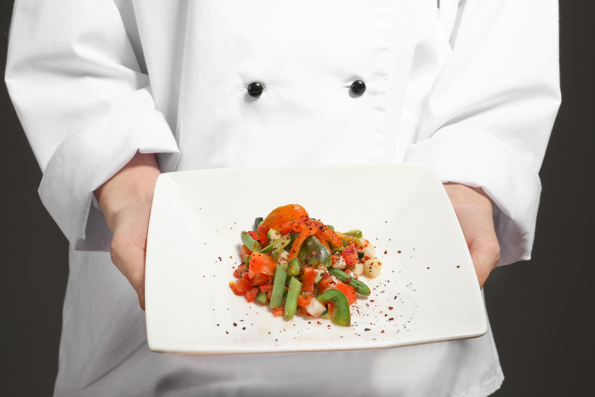 Chef che mostra un piatto pronto durante lezione online